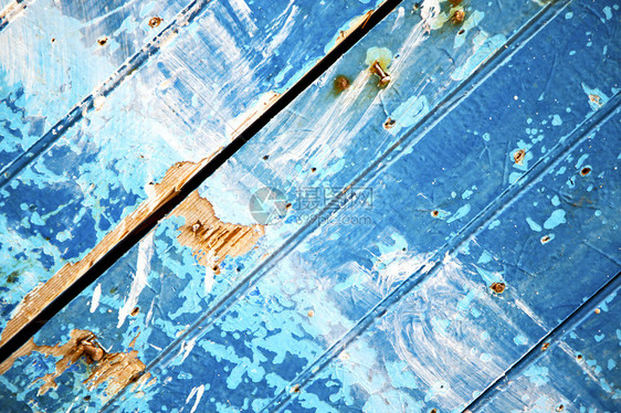蓝木门和生锈的钉图片
