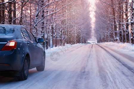 冬天汽车空荡的路巷图片