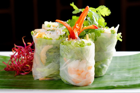 越南沙拉卷包括虾鸡草药绿木背景图片
