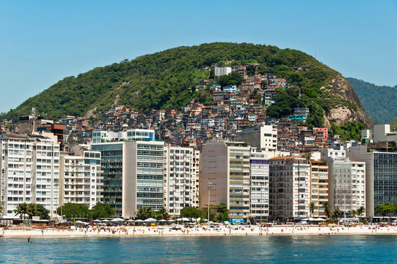Copacabana海滩前的豪华住宅公寓和旅馆大楼图片