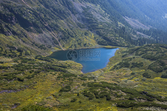 西伯利亚山上美丽的湖风景心图片