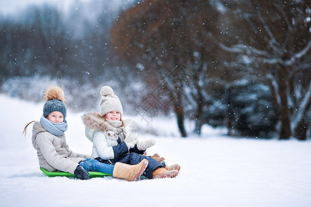 可爱的小快乐女孩在冬季雪天滑雪圣诞节前夕户外图片