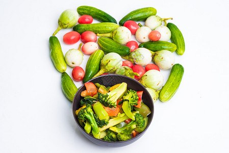 白爱新鲜蔬菜绿色和红蔬菜上孤立的番图片