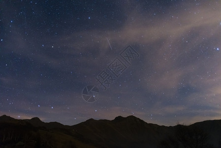 意大利阿尔卑斯山上美妙的星空发光的卡佩拉星在右边界左下角是大熊星座图片