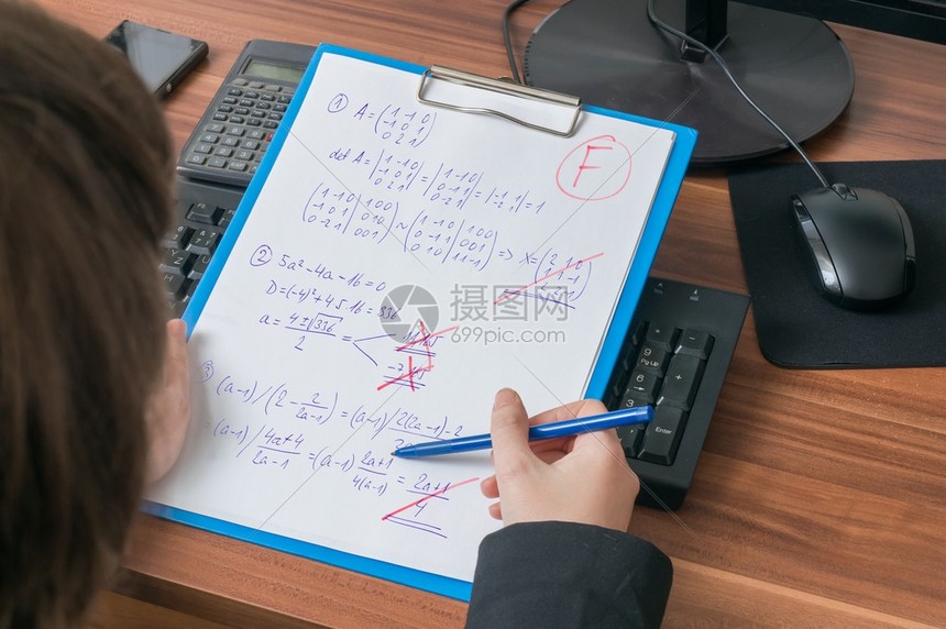教师校正和年级数学考试因成绩差而给高清图片下载正版图片504907679摄图网