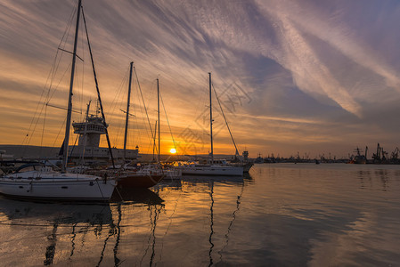 夕阳下的游艇港图片