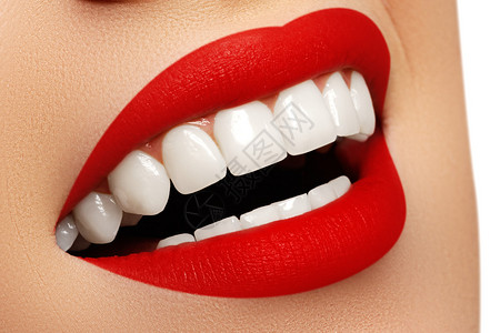 漂白后的完美笑容牙齿护理和美白牙齿口腔医学和美容护理女人用大牙齿微笑开朗的女微图片