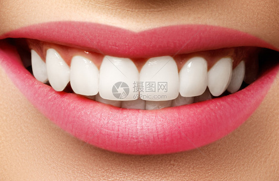 漂白后的完美笑容牙齿护理和美白牙齿口腔医学和美容护理女人用大牙齿微笑开朗的女微图片