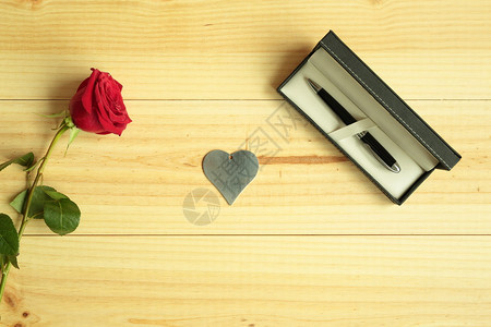 圣情人节的红玫瑰和礼物背景图片