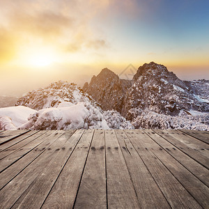 黄山雪景木地板前图片