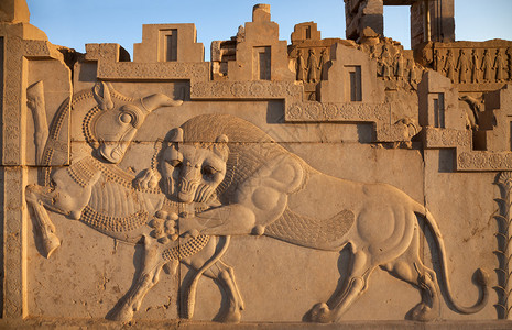 著名堡垒在伯塞波利斯世界遗产址捕牛的狮子雕刻图片