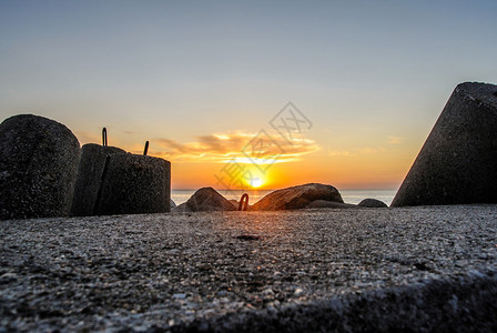 海上日落的石头地平线上的太阳图片