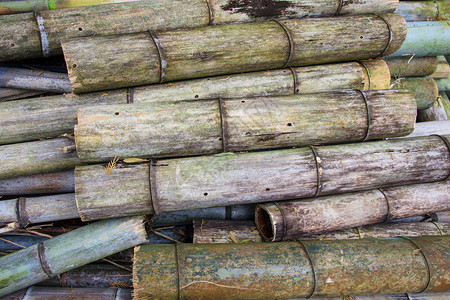 古老的竹条切割管堆叠用于腐图片