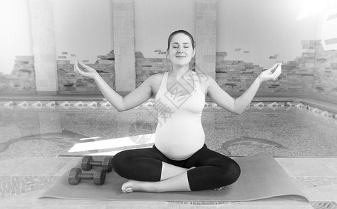 孕妇在健身俱乐部做瑜伽的黑图片