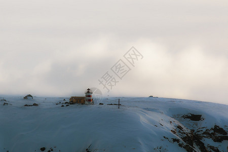 千岛群白雪皑的海角上不活跃的灯塔图片