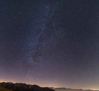 银河和星空从阿尔卑斯山的高处与风景秀丽的山景图片