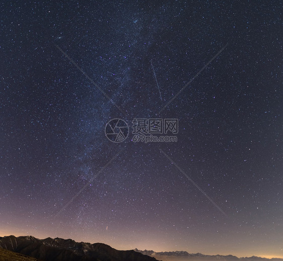银河和星空从阿尔卑斯山的高处与风景秀丽的山景图片