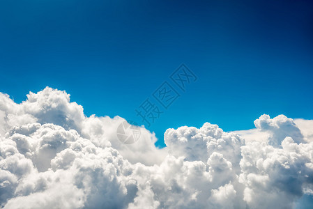 蓝色的云彩和天空自然云景背图片