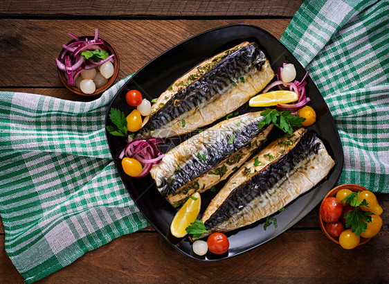 用香草烤鲭鱼用柠檬和泡菜装饰图片
