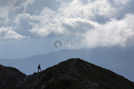 在顶峰登顶的青壮年登上月球图片