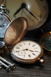 小时工作坊与古老的银色怀表和其他时钟的背景图片