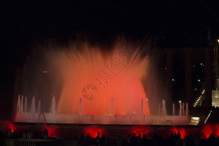 西班牙巴塞罗那艺术博物馆附近喷泉的夜景图片