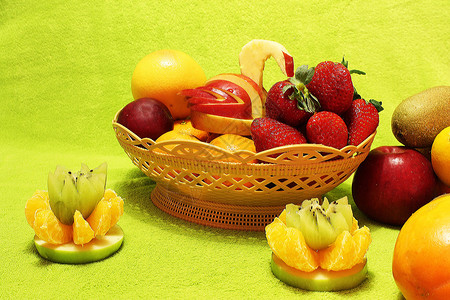 柳条篮中的静物水果苹果草莓猕猴桃橙子葡萄柚橘子图片