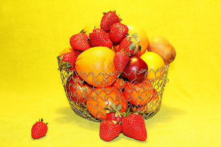 柳条金属花瓶中的静物水果苹果草莓猕猴桃橙子葡萄柚橘子图片