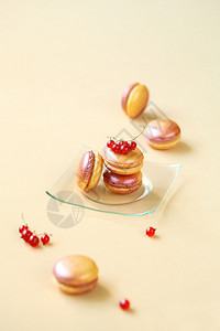 白色巧克力桃子和红曲线填充的彩色马卡龙图片