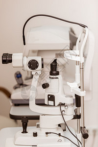 眼科医生检查眼睛的现代医疗设备图片