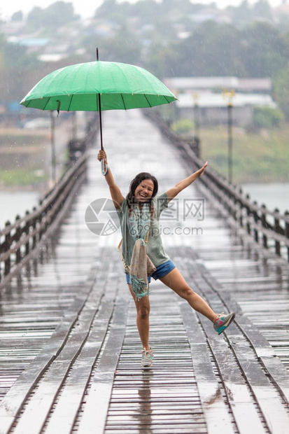 泰国Mon木桥桑克拉布里Sangklaburi的雨图片