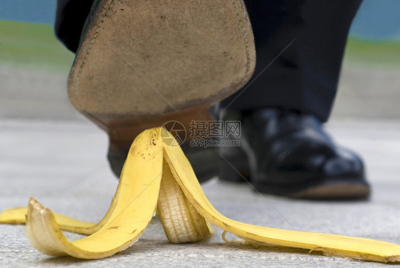 关闭了踩在香蕉皮上的商人图片