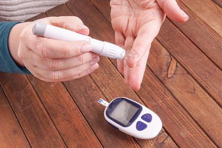 测量血糖和葡萄糖的女士手用家庭测试来控图片