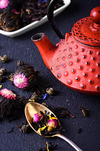 红茶壶和茶匙与各种茶叶图片
