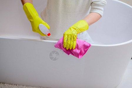 女用黄色橡胶防护手套洗浴的手图片