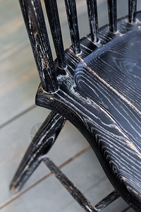 黑色复古木椅的特写视图图片