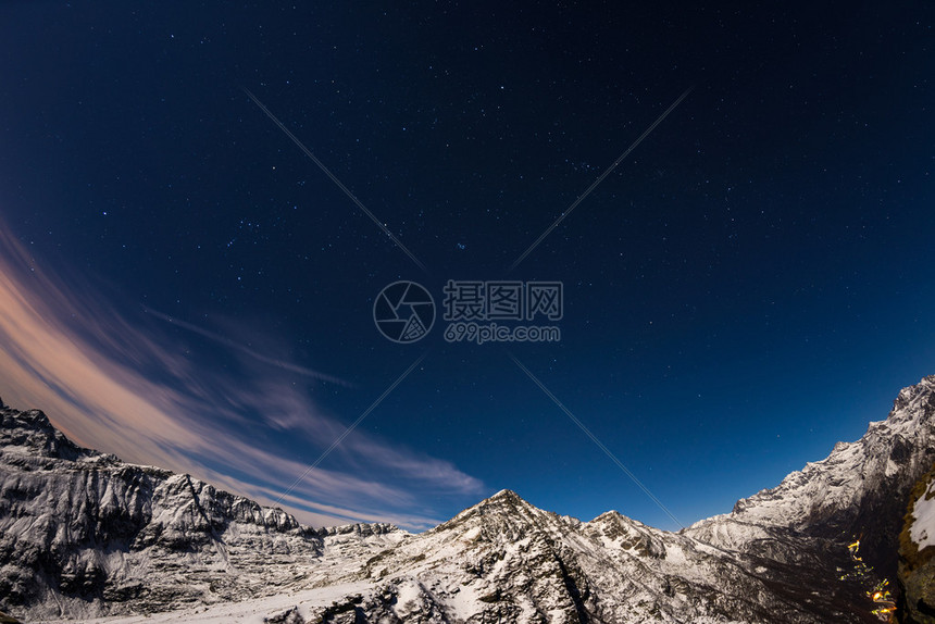 鱼眼镜头在阿尔卑斯山上捕捉到的星空大天堂公园白雪皑的山脉在月光下发光仙后座仙女座昴宿星团猎户座参图片
