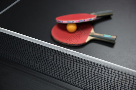 带球拍和球的乒乓球网背景图片