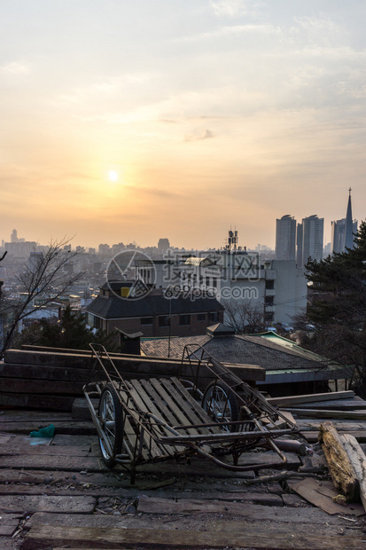 在韩国南部汉城海邦川地区一只废弃的木轮手推车图片