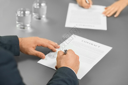 男女签订合同面试结果书记员新职位秘书申请工作图片
