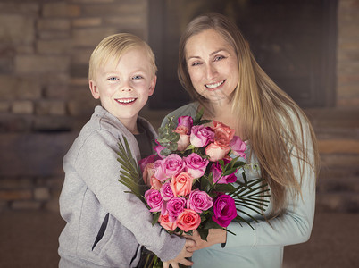 当母亲和儿子在母亲节或情人节给母亲一束盛花时图片
