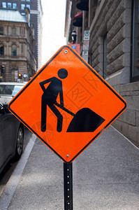 进行中的道路建设工程橙色标志和交通控制系统提醒驶近现场的机动车图片