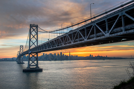日落时海湾大桥美丽的图片