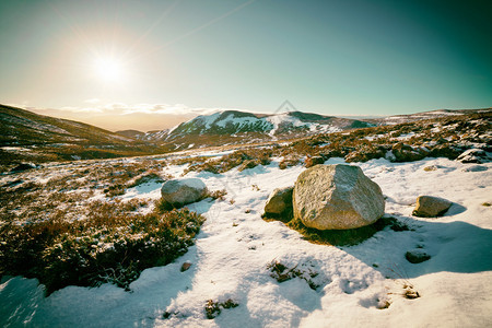 前往联合王国苏格兰高地Cairngorms的GealcharnMor首脑会议途中的CreagGhlea背景图片