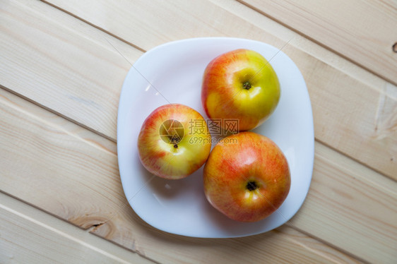 苹果含有丰富的维生素图片