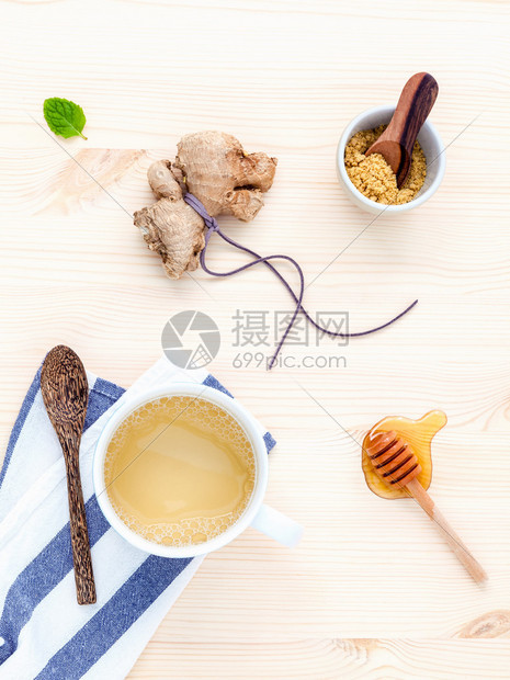 一杯姜茶含姜根蜂蜜和生锈木图片