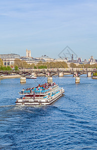塞纳河和旅游船巴黎法国图片