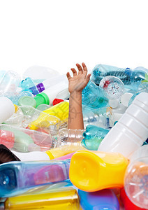 从塑料瓶垃圾中伸出的儿童手环境灾难概图片