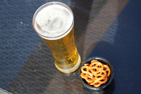啤酒在啤酒酵母的帮助下通过麦芽汁发酵获得的低酒图片