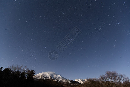 繁星点的夜空和山的风景图片